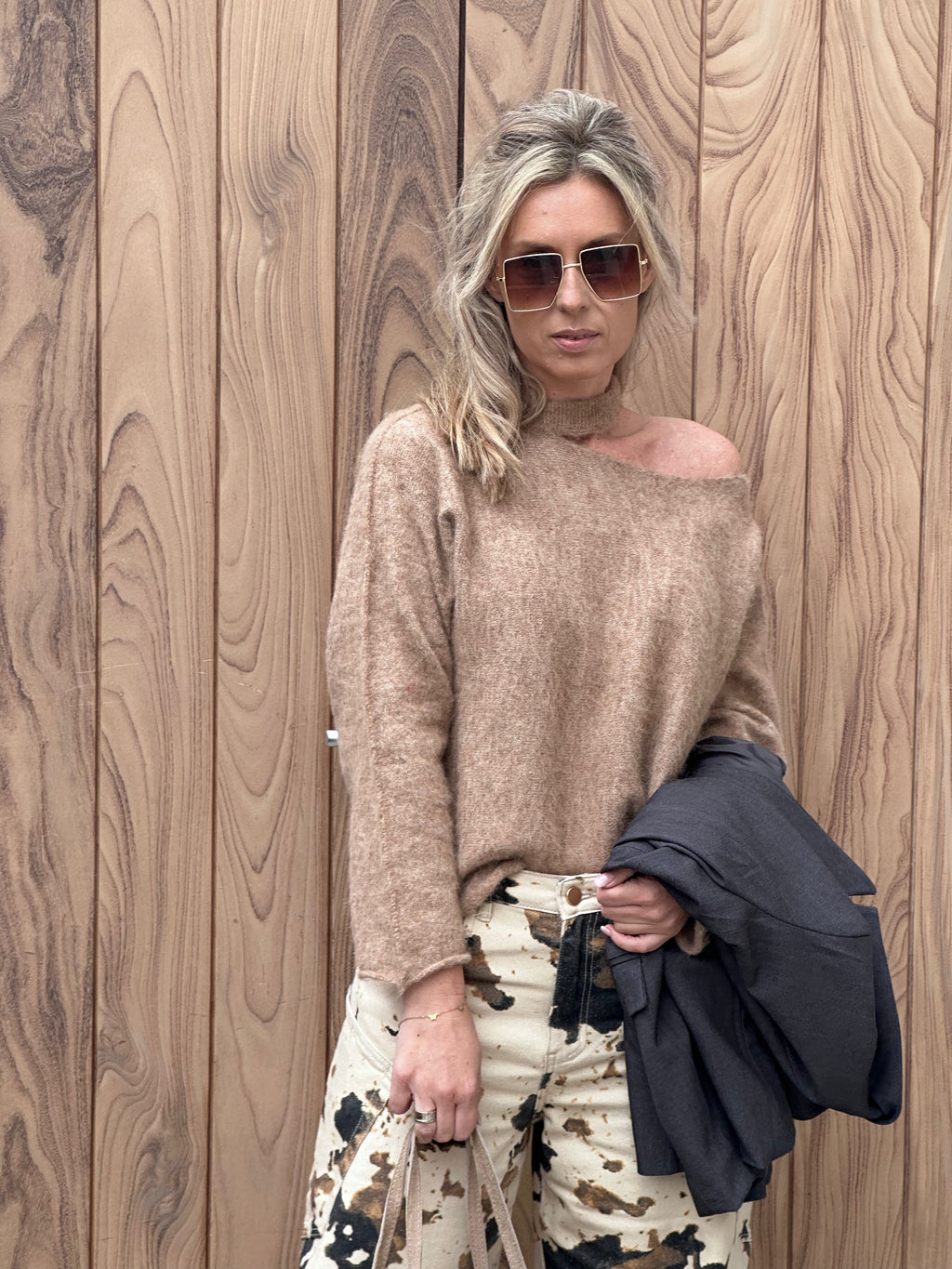 Pull Bé Camel Offshoulder