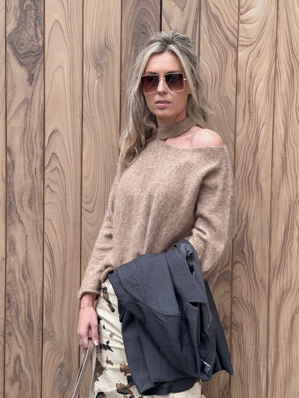 Pull Bé Camel Offshoulder