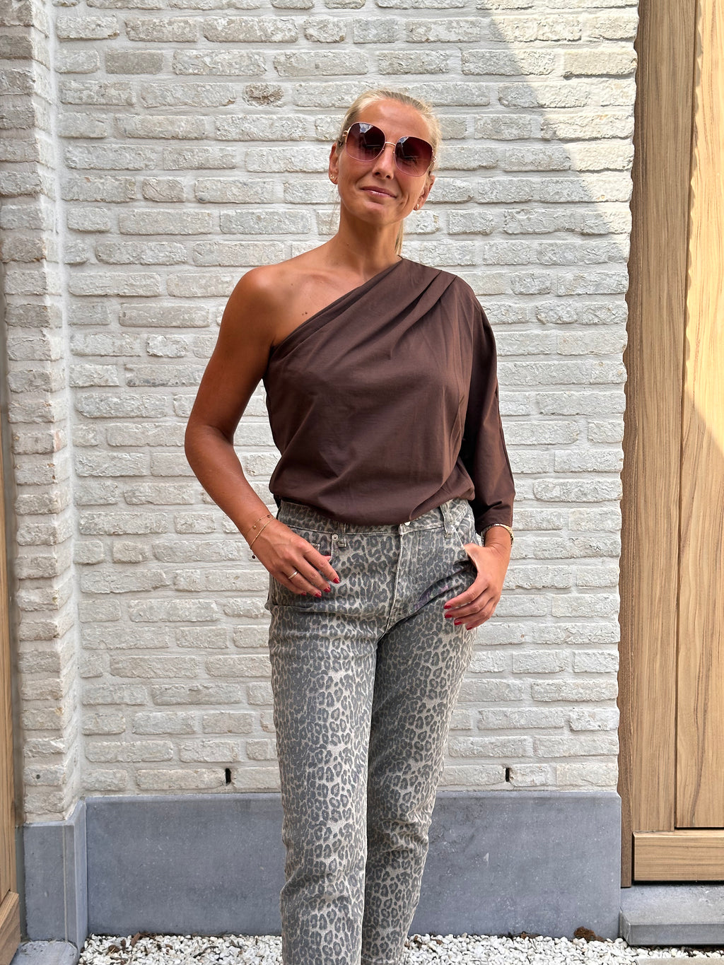 T-shirt Bibi Offshoulder Oversized Bruin