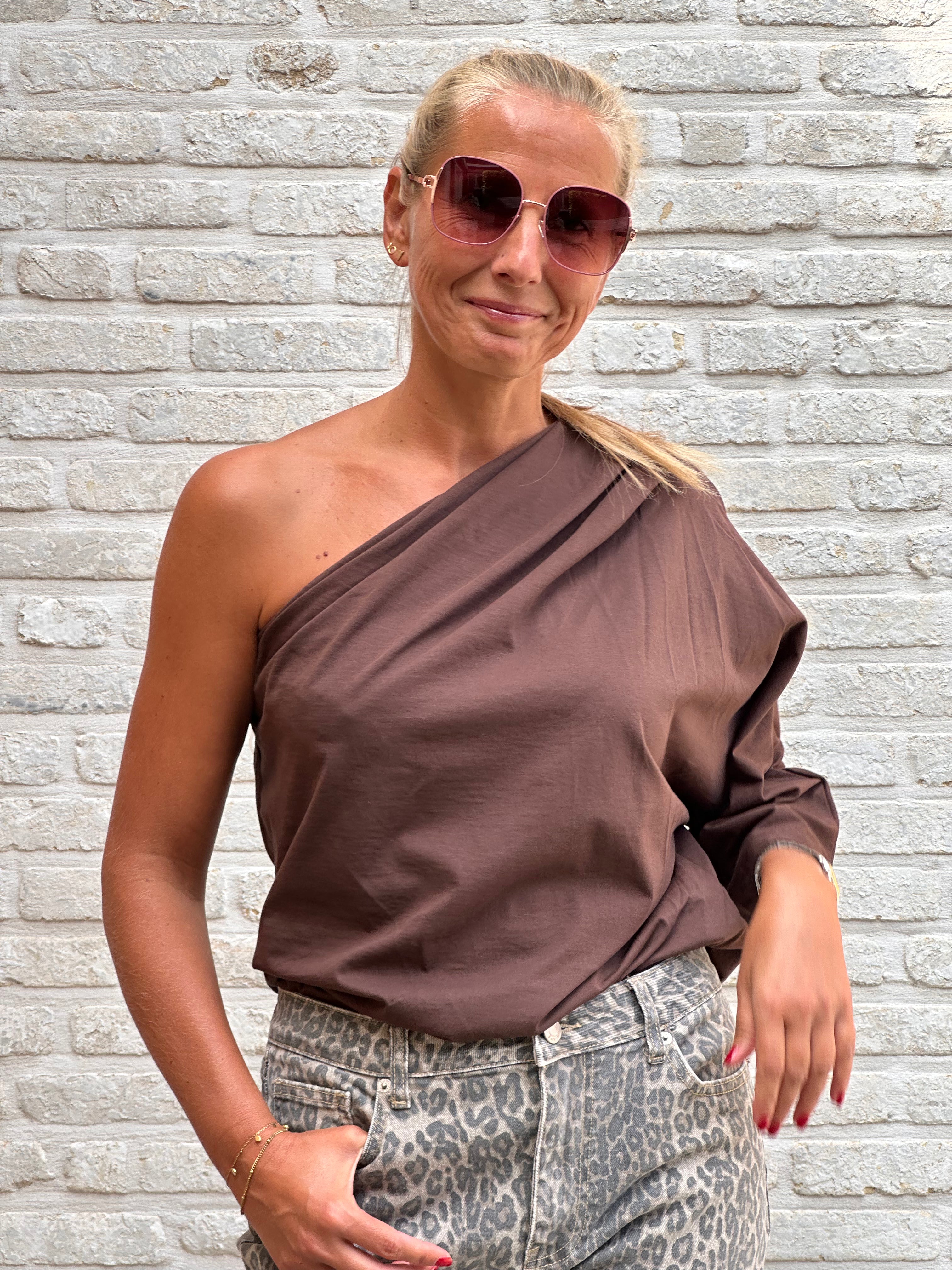 T-shirt Bibi Offshoulder Oversized Bruin