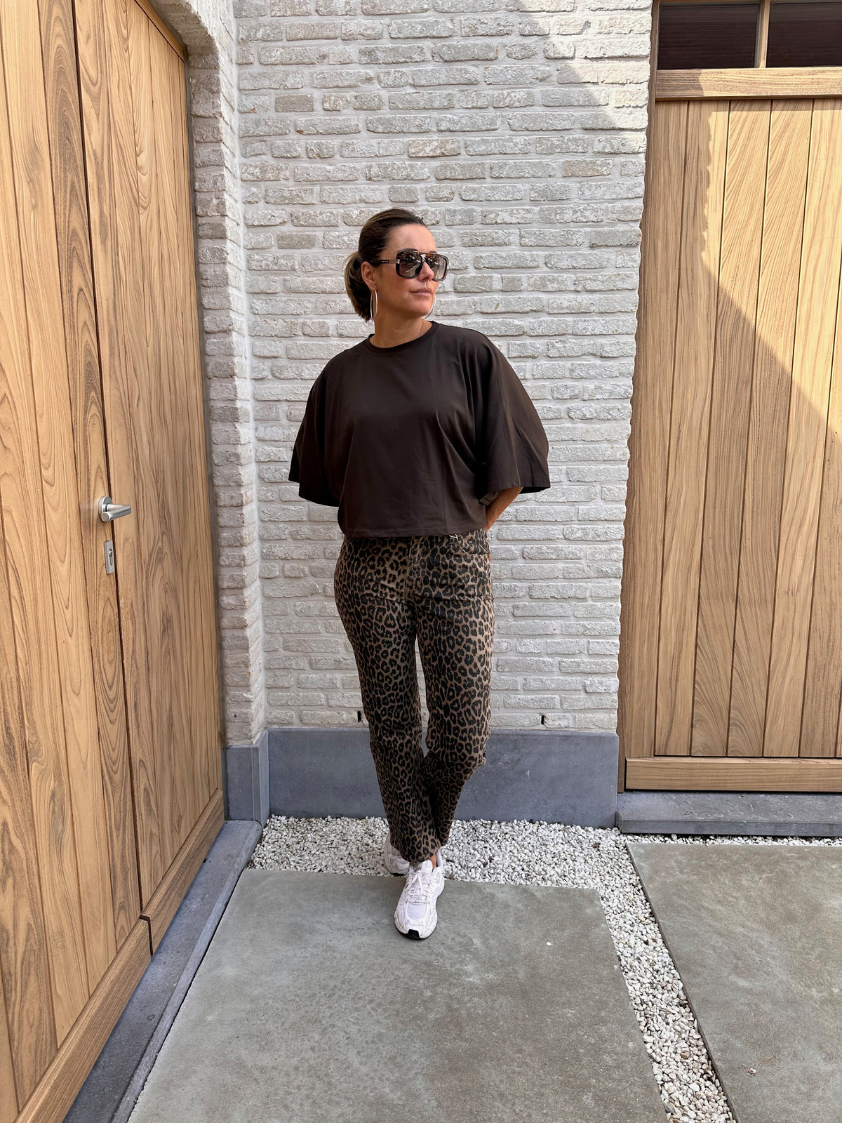 T-shirt Zoé Oversized Bruin- kort model