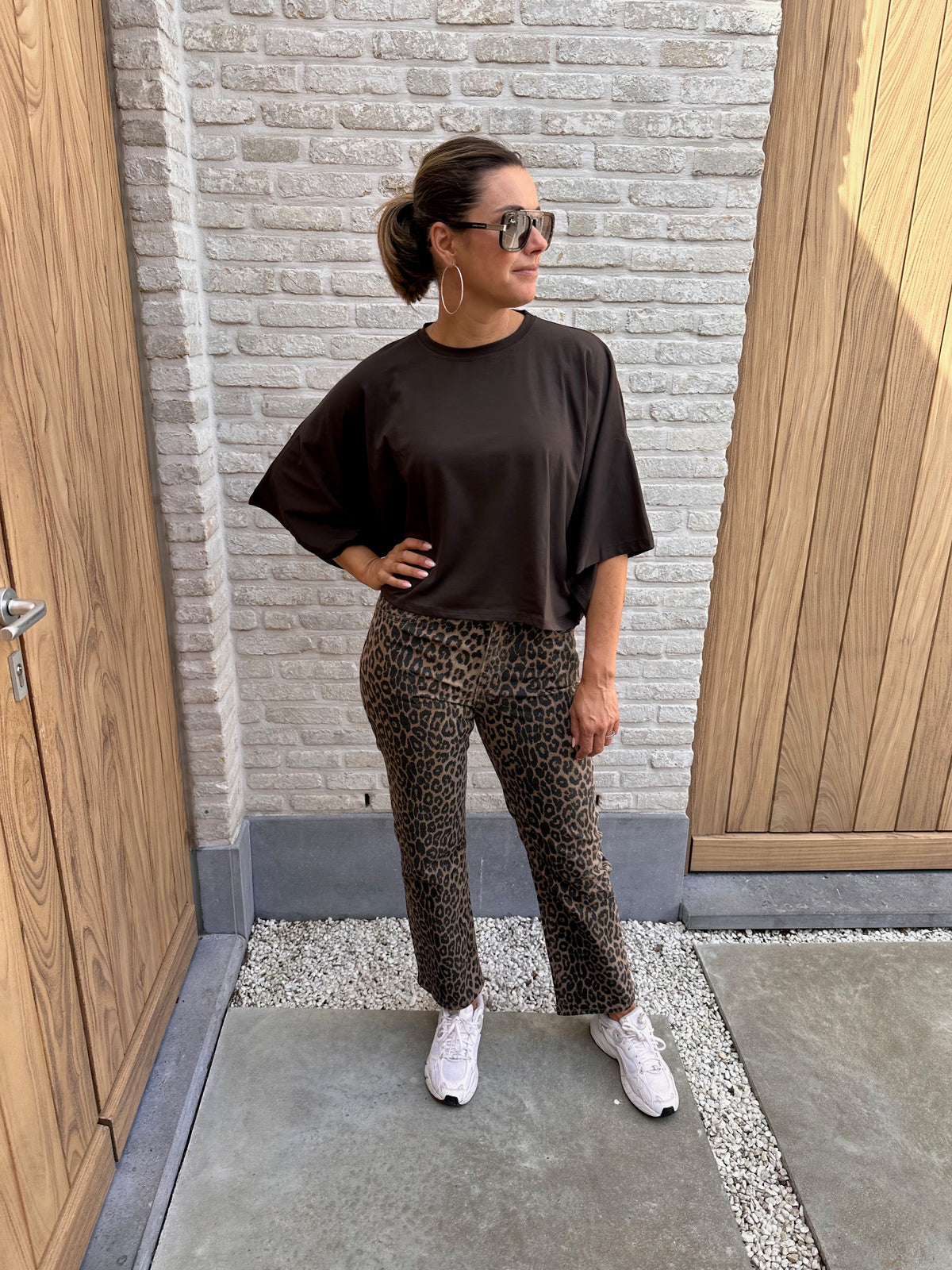 T-shirt Zoé Oversized Bruin- kort model