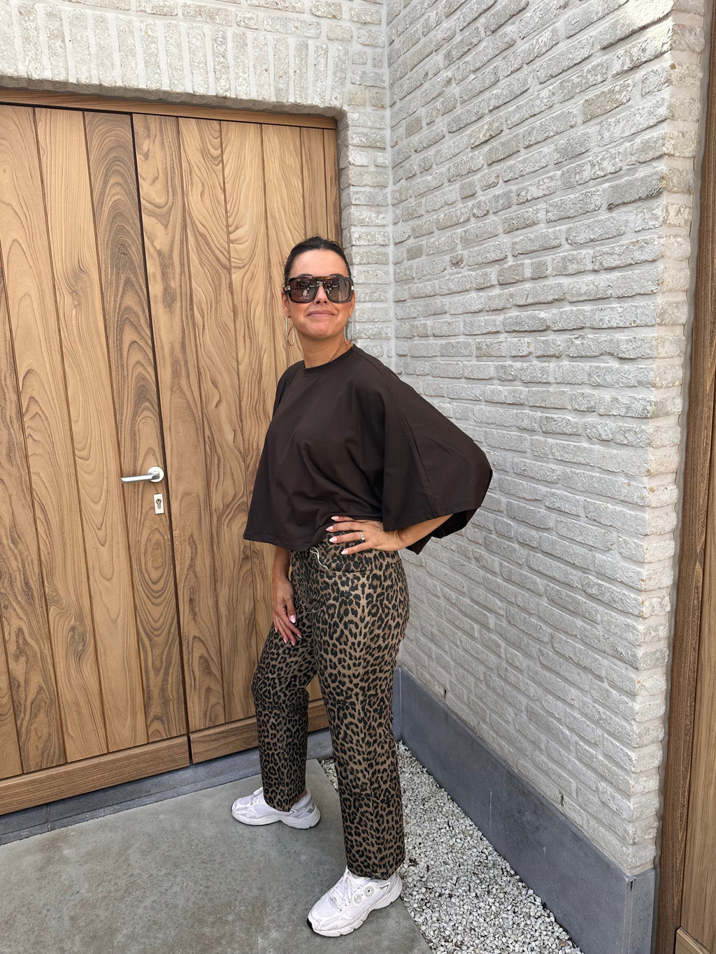 T-shirt Zoé Oversized Bruin- kort model