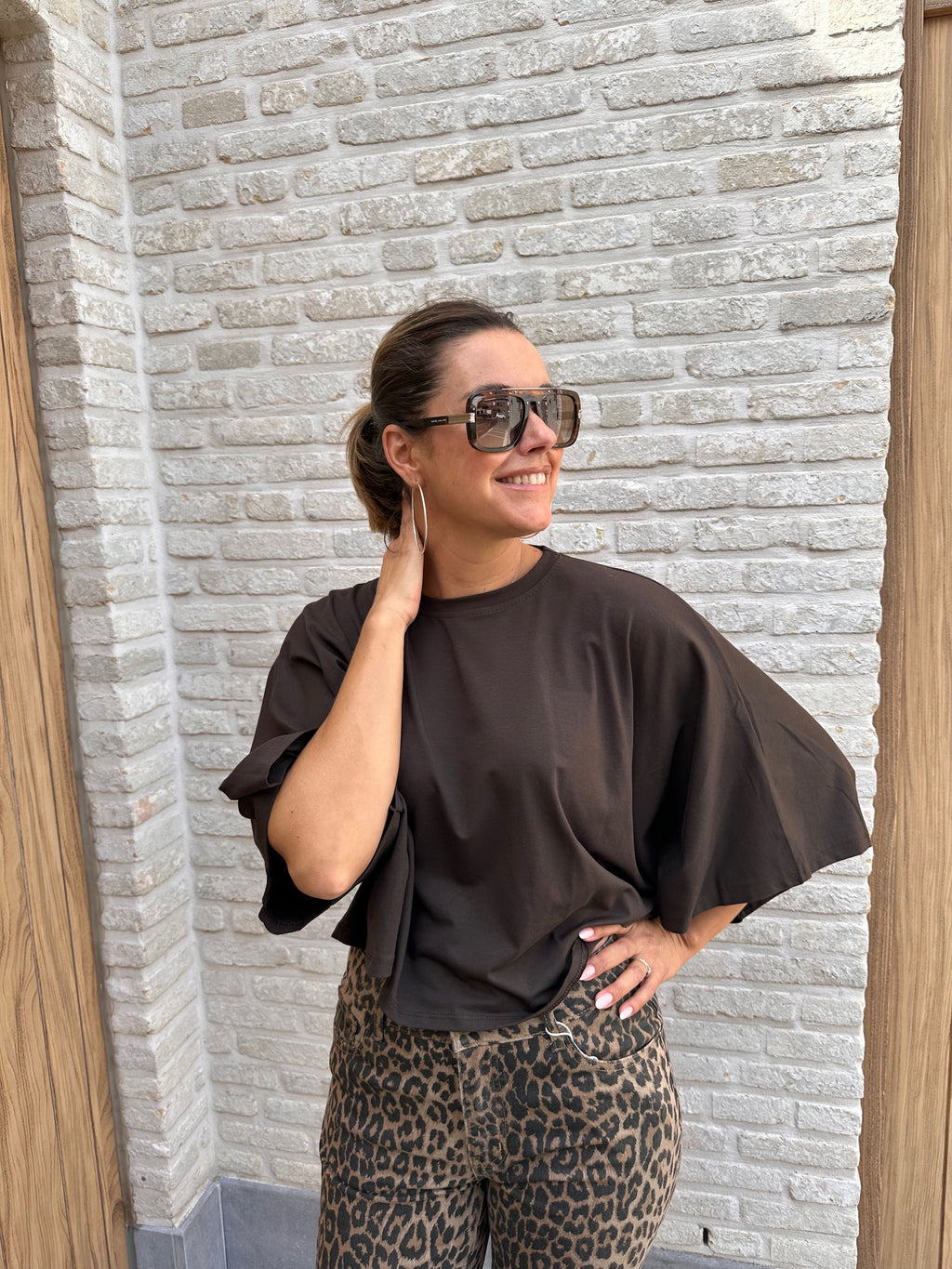T-shirt Zoé Oversized Bruin- kort model