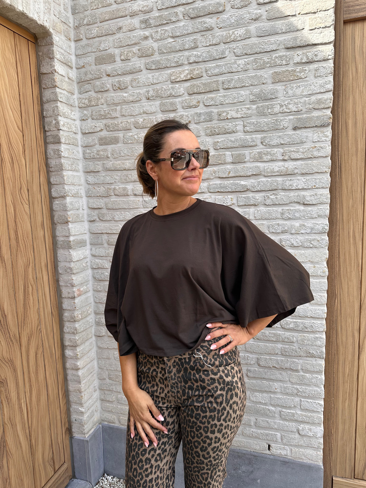 T-shirt Zoé Oversized Bruin- kort model