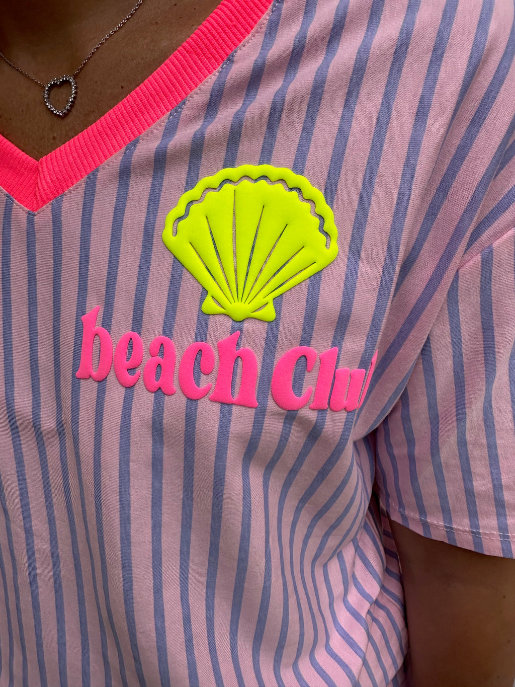 T Shirt Beachclub - Oversized V Hals